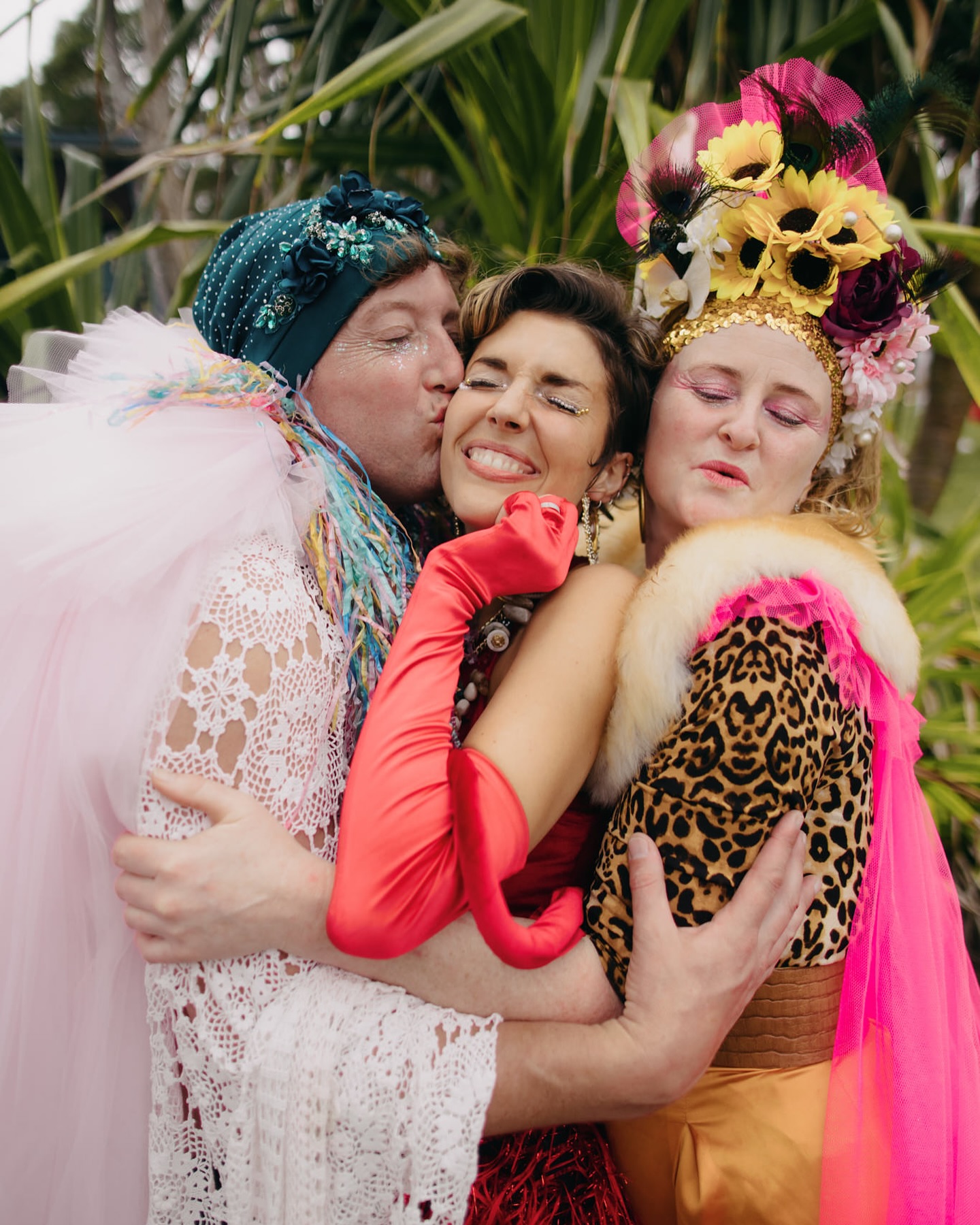 "Вони усі - кохання мого життя". Жінка вийшла заміж одночасно за 60 людей: як їй це вдалося